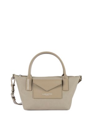 Beige Lancaster handtas met twee handvatten, voorvak in envelopstijl, afneembare schouderriem en zilveren merkembleem gecentreerd op het vak.