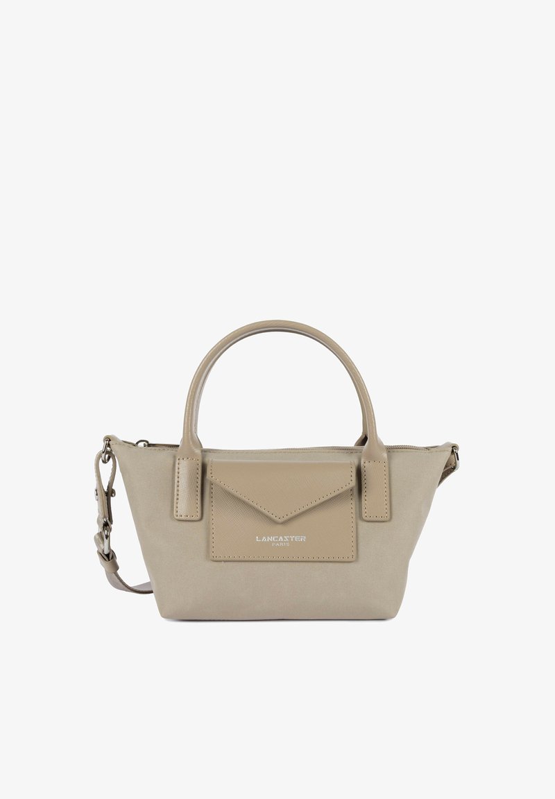 Sac à main Lancaster beige avec deux poignées, poche avant en forme d'enveloppe, bandoulière amovible et logo de la marque argenté centré sur la poche.