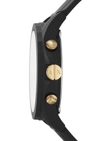 Montre noire avec un cadran rond, accents dorés sur les boutons et un bracelet en caoutchouc. Présente deux poussoirs dorés sur le côté pour la fonctionnalité.