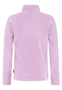 Violet plonytas ilgomis rankovėmis viršus su aukštu apykakle ir tekstūruotu audiniu. Turi tiesią apatinę briauną ir jokio matomo aparatūros ar raštų.