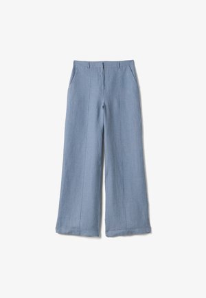 Pantalon bleu clair à jambes larges avec poches avant, passants pour ceinture et une taille ajustée, posé à plat sur fond blanc.