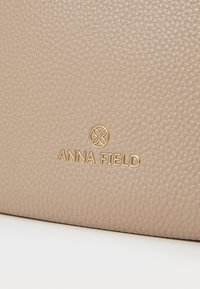 Anna Field Håndveske - taupe