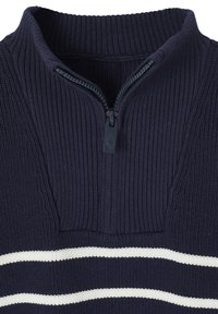 Marineblauer gestrickter Pullover mit einem Reißverschlusskragen und weißen horizontalen Streifen. Der Stoff ist strukturierte und gerippt. Der Reißverschluss hat einen schwarzen Zugtab.