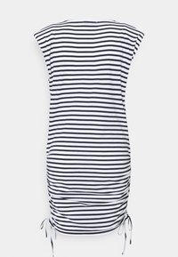 Robe rayée en marine et blanc, avec manches courtes, encolure arrondie et fronces latérales réglables avec liens décoratifs. Texture de tissu lisse.