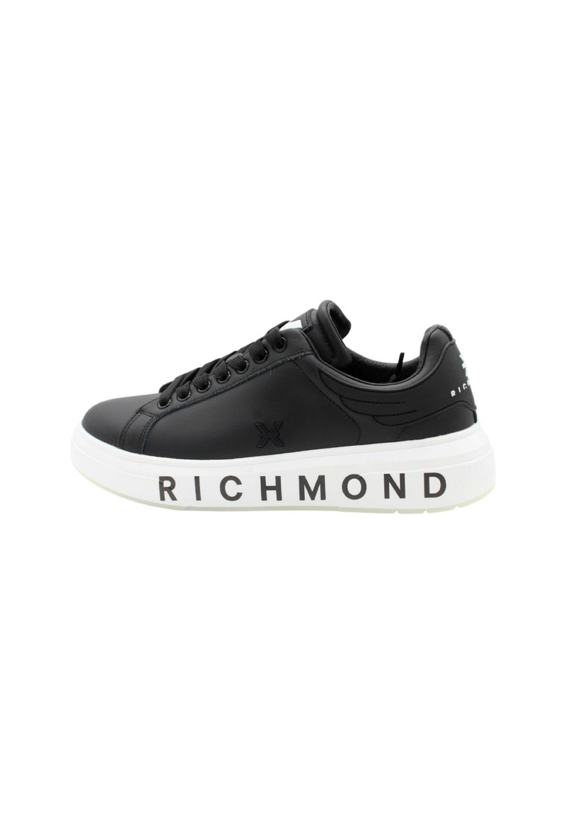 Sneaker in pelle nera con suola in gomma bianca, dotata di logo "RICHMOND" sul lato e cuciture a contrasto. Design low-top con punta rotonda.