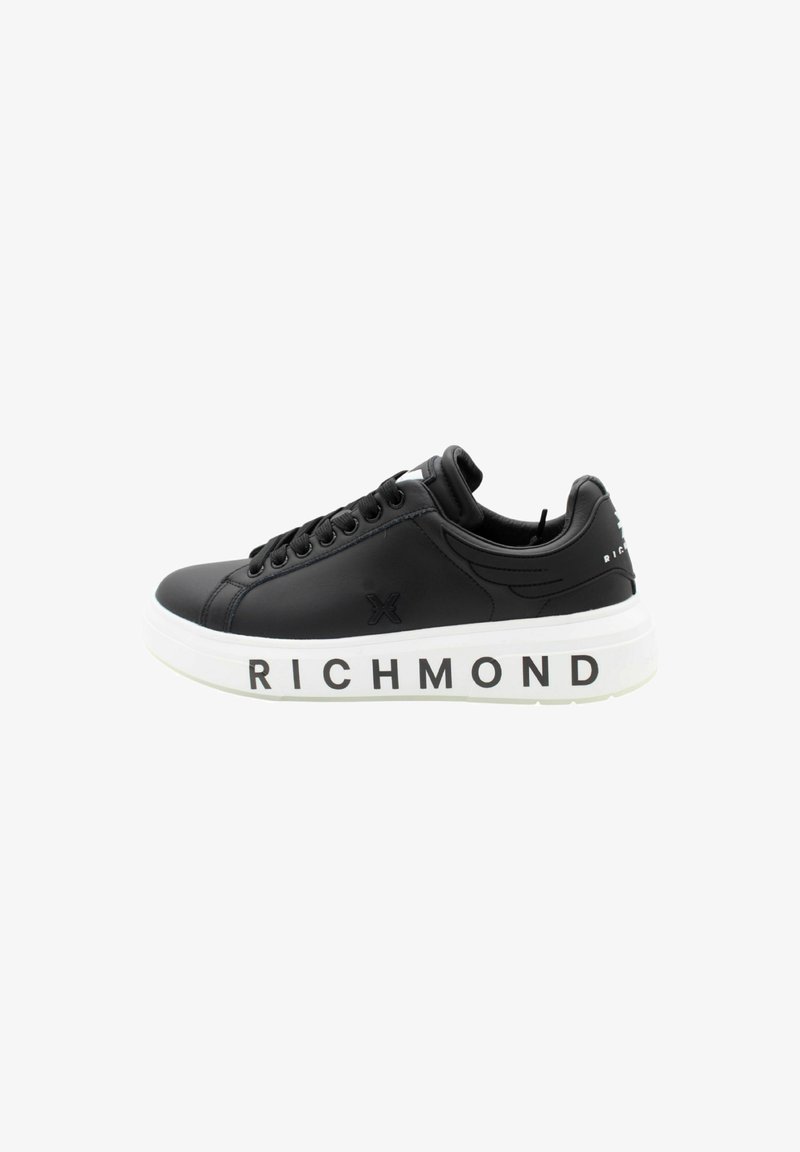 Sneaker in pelle nera con suola in gomma bianca, dotata di logo "RICHMOND" sul lato e cuciture a contrasto. Design low-top con punta rotonda.