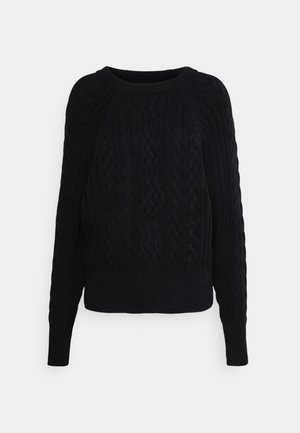 Pull noir en maille torsadée à col rond avec manches longues et poignets et ourlet côtelés, présenté sur un fond clair uni.