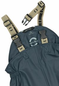 Dunkelblaue wasserdichte Latzhose mit verstellbaren beigen Trägern, Kunststoffschnallen und elastischem Bund. Mit Logo und Größenetikett nahe dem oberen Bereich.