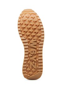 Suola in gomma di colore beige chiaro con motivi a stella e scanalature. Presenta una scritta audace "W6YZ" posizionata centralmente. Testurizzata per una migliore aderenza.
