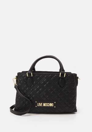 Schwarze gesteppte Handtasche mit zwei Griffen, abnehmbarem Schulterriemen und goldener "Love Moschino"-Logo-Plakette auf der Vorderseite.