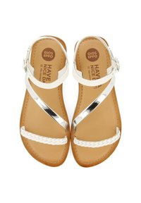 Sandali bianchi in pelle con dettagli argentati e fascia intrecciata, dotati di suola piatta e fibbia regolabile alla caviglia.