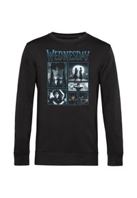 Felpa nera con testo "Wednesday" blu e sei scene che mostrano una ragazza con capelli intrecciati in abbigliamento in stile gotico, ambientate in scenari cupi e oscuri.