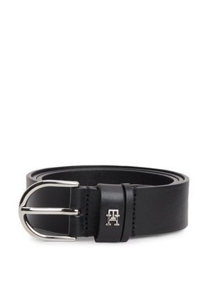 Zwarte leren riem met zilveren gesp en klein metalen logo op de riemlus, opgerold op een witte achtergrond.