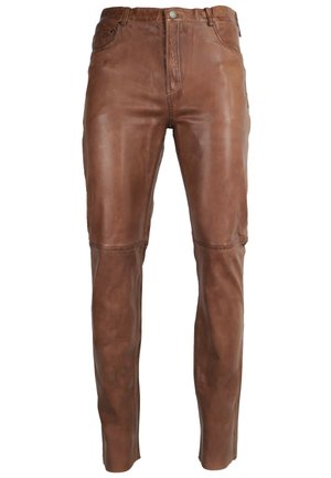 Bruine leren broek met een gladde textuur, slim fit en stikseldetails langs de naden, voorzien van een sluiting met een knoop aan de voorkant en zakken.