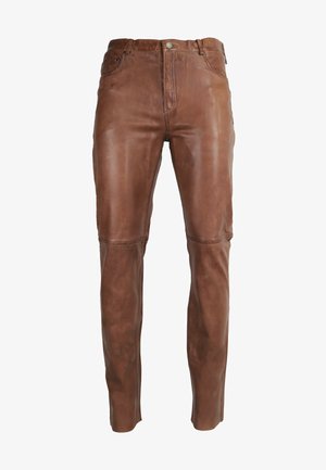 Bruine leren broek met een gladde textuur, slim fit en stikseldetails langs de naden, voorzien van een sluiting met een knoop aan de voorkant en zakken.