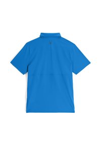 Heldere blauwe polo met een zwart spinnenlogo op de rug, korte mouwen en een gladde, lichte stof.