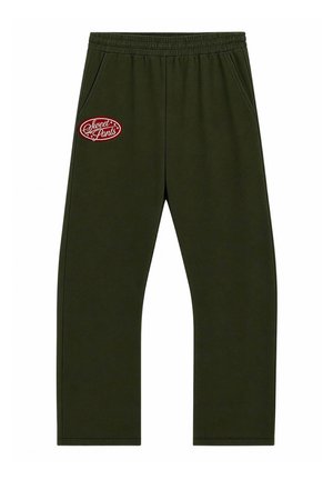 Pantalones casuales de color verde oscuro con cintura elástica, bolsillos laterales y un parche ovalado rojo con la inscripción "Sweet Pants" en el muslo izquierdo.