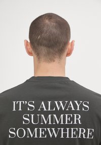 arrels Barcelona Apdrukāts T-krekls - black