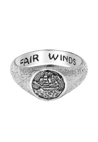 Silverring med en texturerad band som har en ingraverad skeppsdesign och inskriptionen "FAIR WINDS" på insidan.