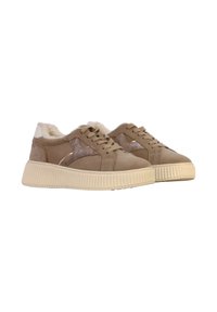 Sneaker beige in suede con suola in gomma testurizzata, fodera morbida e accenti luccicanti sui lati. Design low-top con chiusura a lacci.