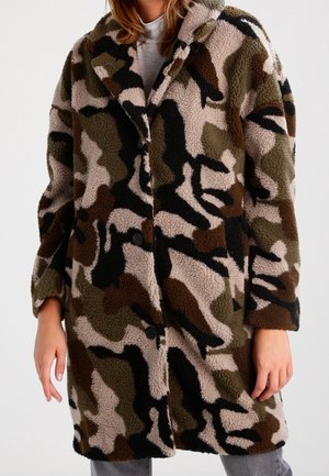 Camo-patterned fleece coat in beige, brown, and black with a relaxed fit, button closure, and large collar. Soft texture and warm design.
