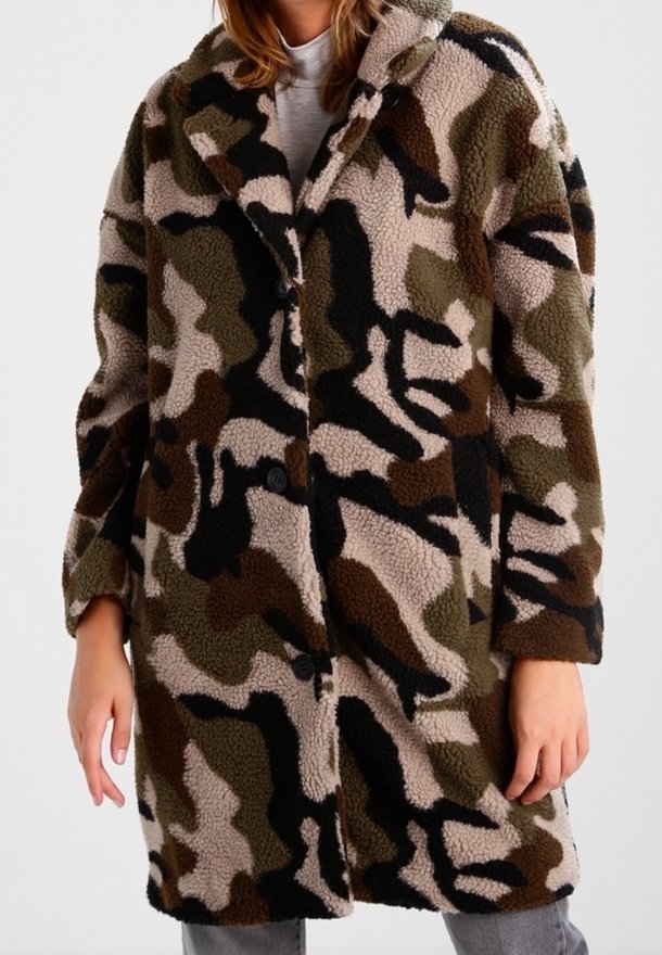 Fleecefrakke i camouflage-mønster i beige, brune og sorte nuancer med en afslappet pasform, knaplukning og stort krave. Blød tekstur og varmt design.