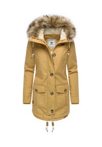 Żółta parka z kapturem, wykończona futrem, z zapięciem na guziki, dwoma przednimi kieszeniami, ściągaczem w talii oraz miękką podszewką.