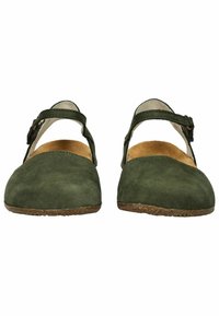 Zielone zamszowe buty Mary Jane z zaokrąglonym noskiem, paskiem wokół kostki i wyściełaną wkładką. Teksturowana podeszwa zapewniająca przyczepność i stabilność.