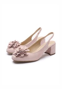 Ružičaste sandale od antilopa s blok petom, ukrašene slojevitim cvjetnim ukrasima na prstu, s glatkom unutarnjom postavom.