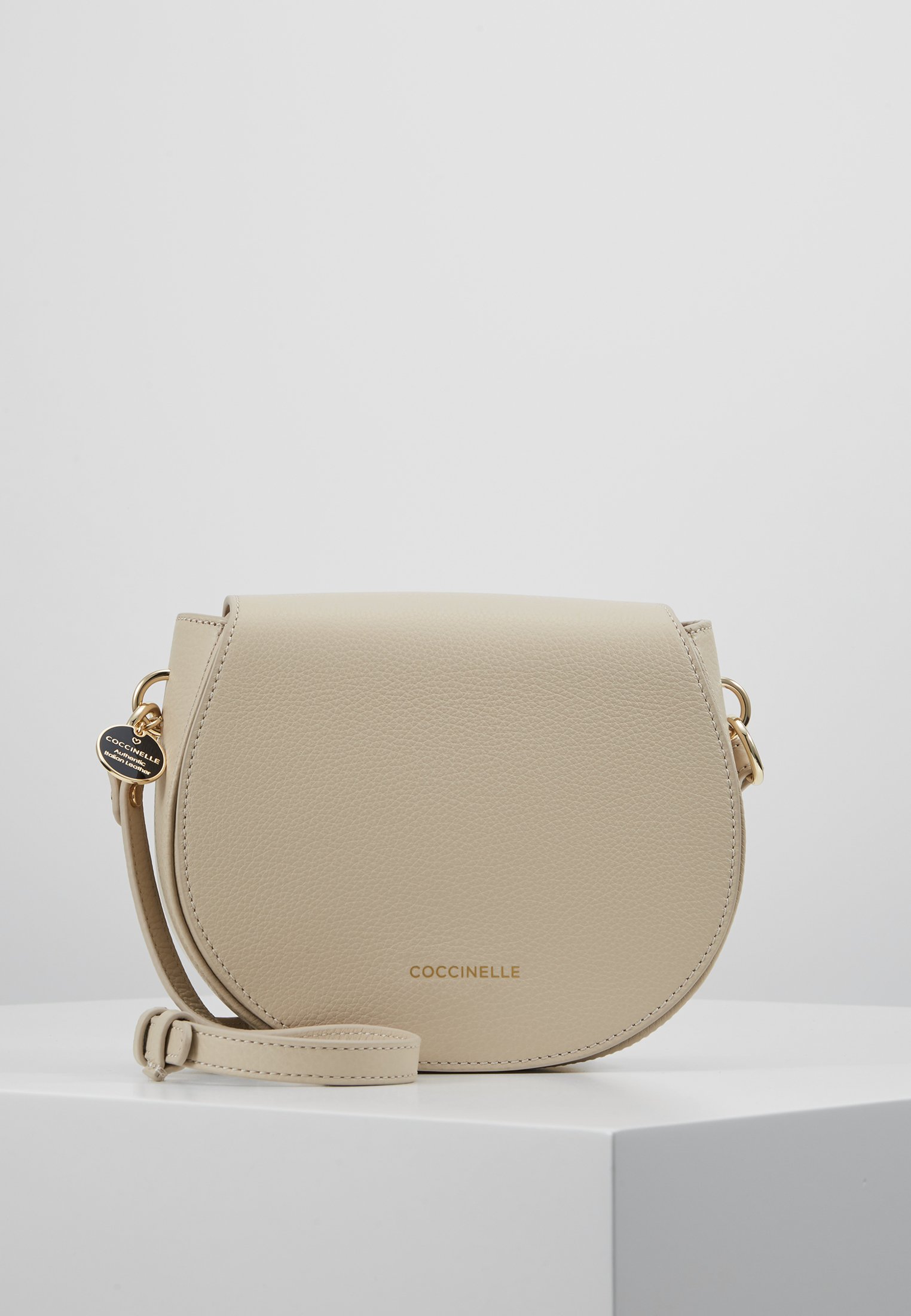 Coccinelle ALPHA SADDLE Skulderveske seashell Zalando.no Coccinelle ALPHA SADDLE Skulderveske seashell Zalando.no