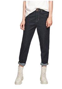 Mörkblå denimjeans med en avslappnad passform, uppvikta fållar och subtila sömnadsdetaljer. Matcher med vita snörboots.