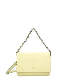 Borsa a spalla in pelle gialla con patta pieghevole, tracolla rimovibile e manico in catena metallica. Presenta una texture liscia e un sottile dettagli del logo.