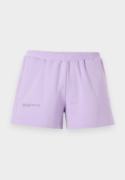 Lavandas krāsas kokvilnas šorti ar elastīgu jostu un sānu kabatām. Ir drukāts teksts netālu no apakšmalas. Gluda tekstūra un brīva piegriezuma forma.