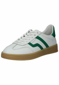 Sneaker bianco con accenti verdi, caratterizzato da un esterno in pelle liscia, punta rotonda, suola in gomma e pattern di presa testurizzato sul fondo.