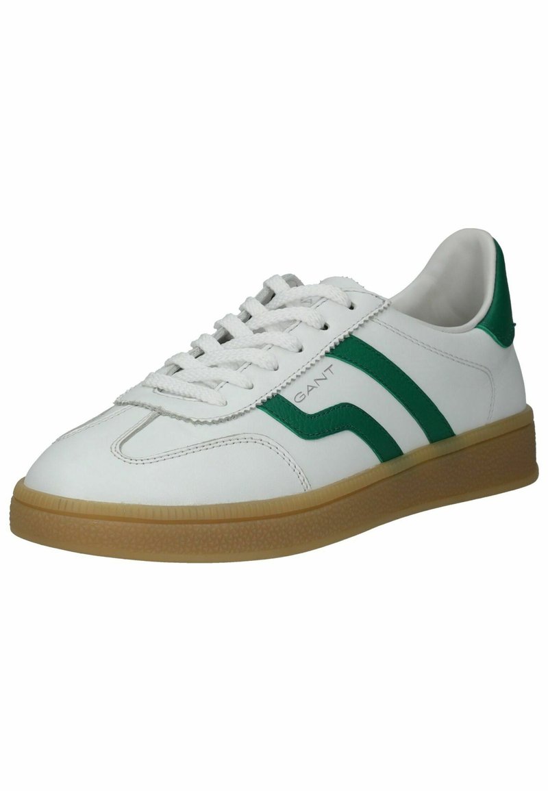 Białe sneakersy z zielonymi akcentami, z gładką skórzaną powierzchnią, okrągłym czubkiem, gumową podeszwą oraz teksturowanym wzorem grip na spodzie.