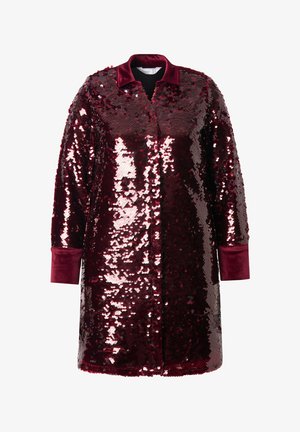 Chemise oversize en sequins bordeaux avec un col et des poignets en velours. Elle présente un devant à boutons et des manches longues, avec une texture brillante et réfléchissante.