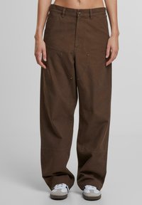 Braune weite Hosen aus Baumwolle, mit hoher Taille, vorderem Knopfverschluss und großen vorderen Taschen. Glatte Textur, lässiger Stil.