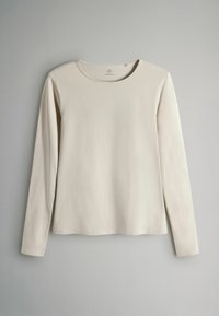 Bluză cu mânecă lungă dintr-un material bej deschis, cu gât rotund și textură netedă. Design simplu, fără modele sau accente vizibile.