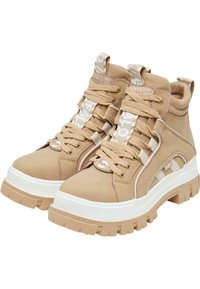 Baskets montantes beiges en daim doux, avec de épais semelles blanches, des lacets robustes et des accents de logo de la marque sur le talon et la languette.