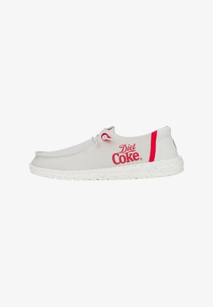 Sneaker grigio chiaro con tomaia in tessuto testurizzato, suola bianca maculata, dettagli rosa e la scritta "Diet Coke" stampata in un audace font rosso sul lato.