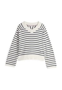 Pull-over rayé en crème et marine, avec un col en V, des manches longues, des poignets côtelés et un petit logo accentué à l'ourlet.