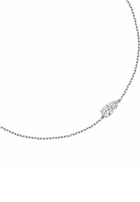 Silver kedja halsband med två klara, rundslipade ädelstenar som är inställda i klor, som visar upp en minimalistisk design med fin detaljering.