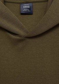 Olijfgroene hoodie met een zachte textuur, normale pasvorm en een V-hals ontwerp. Voorzien van een etiket aan de hals met merkinformatie.