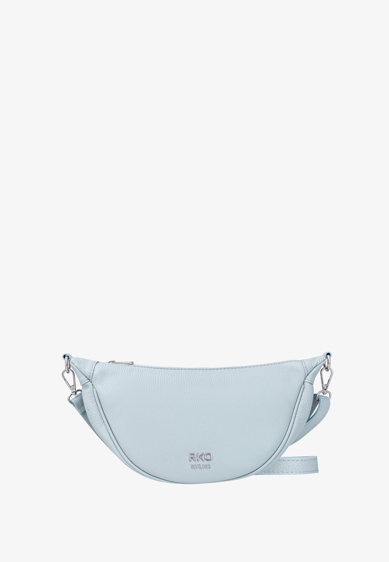 Helles blaues Leder-Crossbody-Tasche mit einem geschwungenen Design, silberner Hardware und einem Reißverschluss. Verfügt über einen verstellbaren Riemen und ein Logodetail.