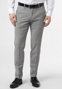 Grau maßgeschneiderte Anzughose mit feiner Textur, flachem Bund und scharfen Bügelfalten. Kombiniert mit schwarzen Dressschuhen und einem schwarzen Gürtel.