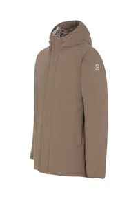 Giacca imbottita marrone con collo alto, tasche laterali, esterno liscio e interno morbido. Presenta un logo sulla manica.