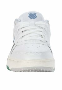 Sneaker bianca con tomaia testurizzata, design con lacci e punta perforata. Presenta un logo K-Swiss blu sulla linguetta e un accento verde sulla suola.