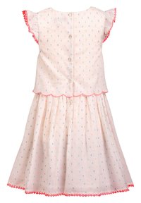 Světle růžové šaty s krátkými volánkovými rukávy, puntíkovaný vzor v pastelových barvách, lem s vlnkovaným okrajem a růžový lem podél rukávů a okraje. Zapínání na pět knoflíků.