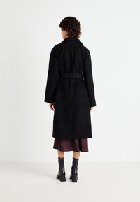Gina Tricot BELTED LONG COAT - Klasisks mētelis - black