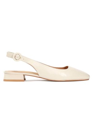 Beżowy skórzany sandał typu slingback z niskim słupkowym obcasem i okrągłą klamrą na pasku, z ostrym czubkiem.